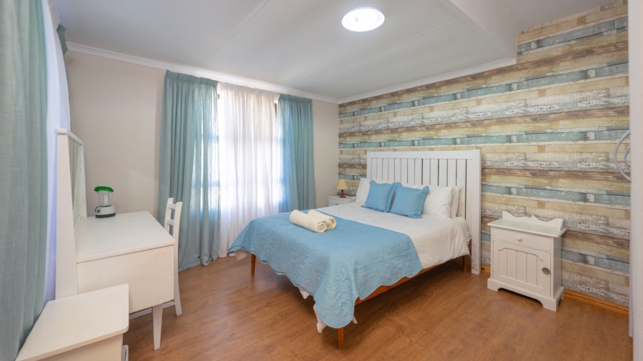 To Let 4 Bedroom Property for Rent in Struisbaai Western Cape